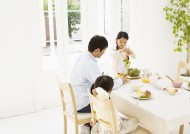 幸福一家人用餐图片