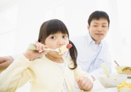 幸福一家人用餐图片