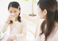 幸福一家人用餐图片