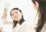 幸福一家人用餐图片