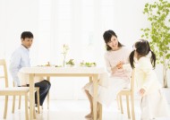幸福一家人用餐图片