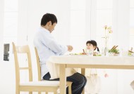 幸福一家人用餐图片