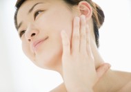 女性洗脸特写图片