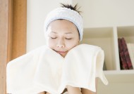 女性洗脸特写图片