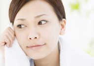 女性洗脸特写图片