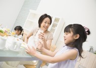 家人餐桌用餐图片