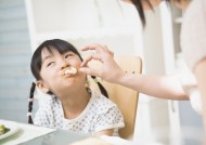 家人餐桌用餐图片