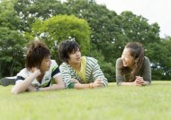 大学生校园草地休闲图片大全