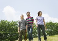 大学生校园草地休闲图片大全