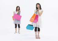 女性购物特写图片