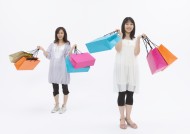 女性购物特写图片