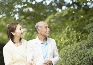 老人在户外草地休闲运动图片