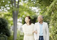 老人在户外草地休闲运动图片