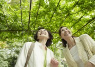 老人在户外草地休闲运动图片