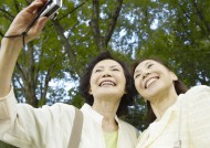 老人在户外草地休闲运动图片