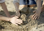 假期女孩海边玩耍图片