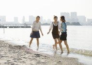 假期女孩海边玩耍图片