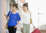 女孩假期购物图片大全