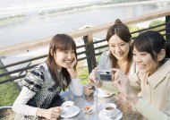 女孩假期品尝美食图片