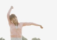 假期女生草地玩耍图片大全