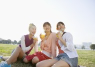 假期女生草地玩耍图片大全