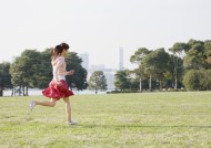 假期女生草地玩耍图片大全