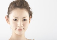 女性化妆保养特写图片