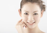 女性化妆保养特写图片