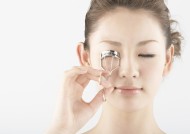 女性化妆保养特写图片