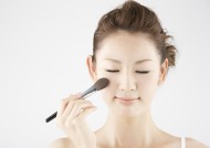 女性化妆保养特写图片