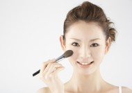 女性化妆保养特写图片