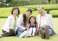 老年人和家人休闲图片