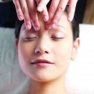 女性脸部按摩图片