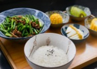 碗里的米饭和炒饭图片