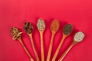 勺子上的各种调味料图片