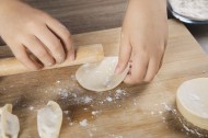制作饺子的过程图片