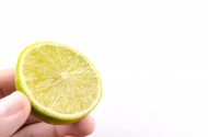 切开的新鲜柠檬图片