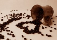 咖啡豆拼成的爱心形状图片