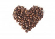 摆放成心形图案的咖啡豆图片