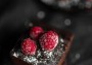 正在制作的树莓巧克力蛋糕图片