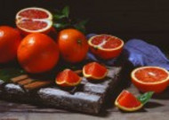 酸甜好吃的剥开的红心柚子图片