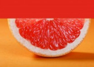 酸甜好吃的剥开的红心柚子图片