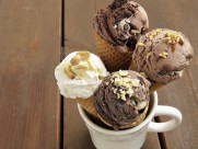 润滑爽口的甜筒冰激凌图片