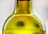 优质清透的橄榄油图片