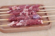用竹签穿好的新鲜羊肉串图片