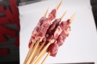 用竹签穿好的新鲜羊肉串图片