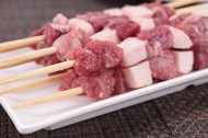 用竹签穿好的新鲜羊肉串图片
