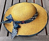 夏季出游必备的遮阳草帽图片