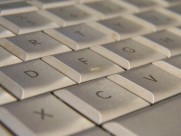 白色的电脑键盘图片