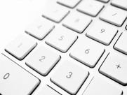 白色的电脑键盘图片